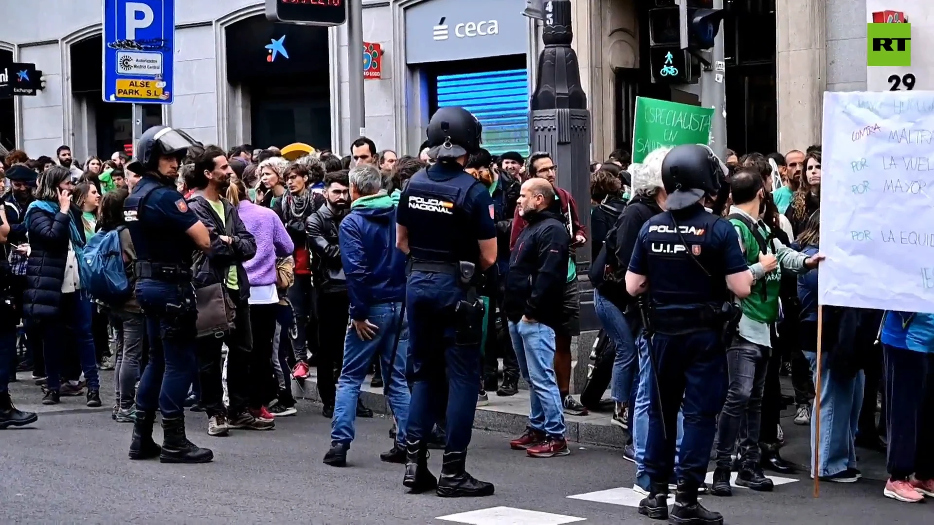 Spanish healthcare workers, teachers rally for 35-hour working week