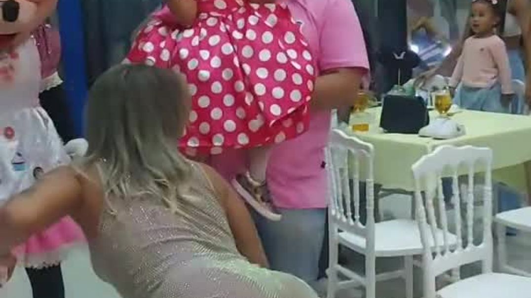 CRIANÇA CHOCADA COM ...ANIVERSÁRIO MODERNO !