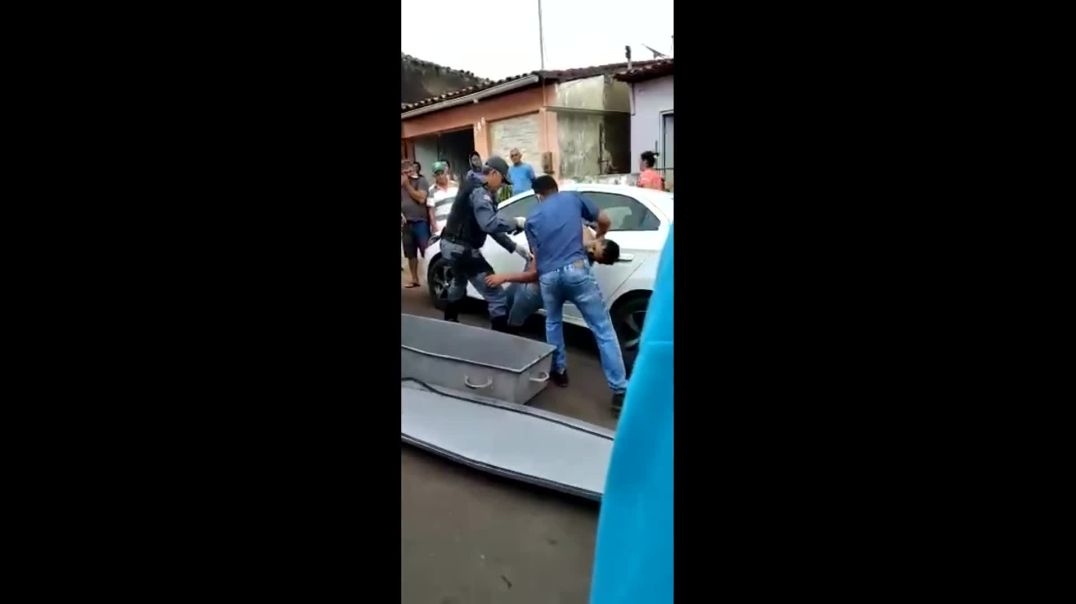 (18+ cadáver) PARA MORRER ,  HOMEM ENCOSTA EM CARRO NA VIA PÚBLICA ! SEU CADÁVER FICOU EM PÉ E EXPOSTO AO PÚBLICO !