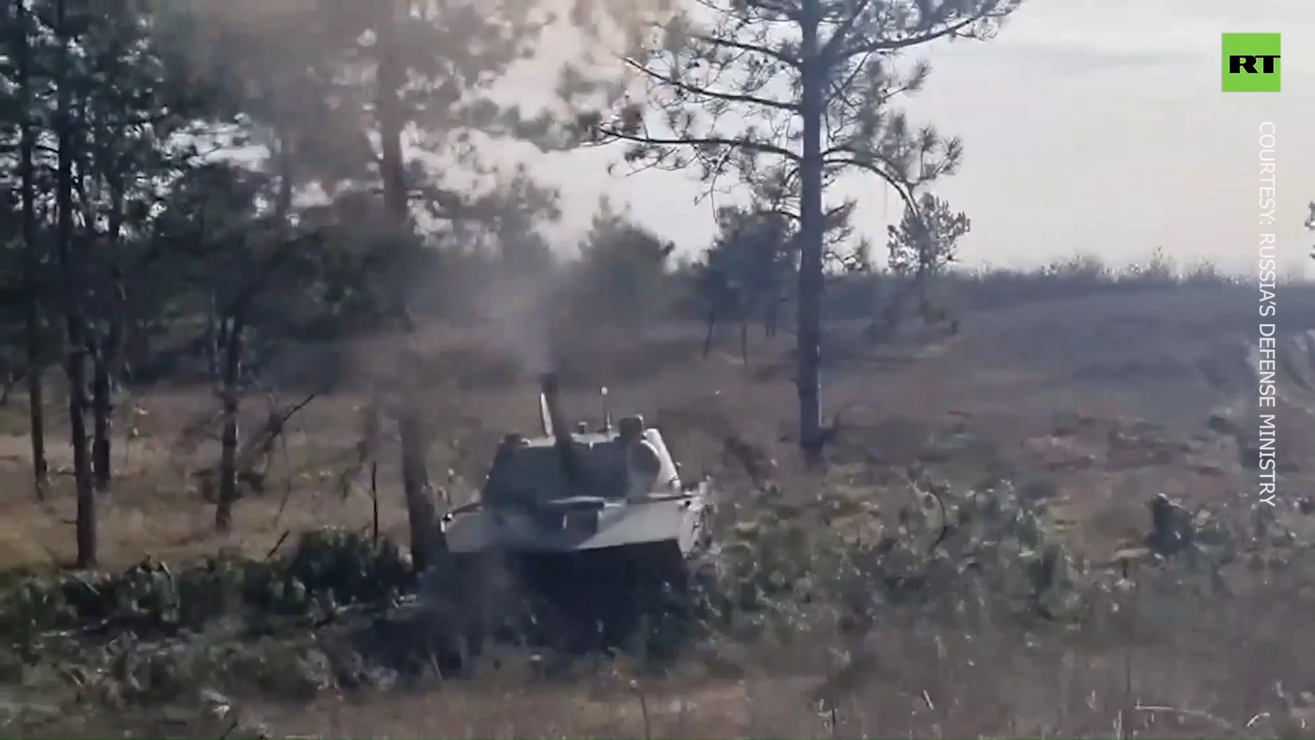 Russian artillery gun targets Ukrainian military positions