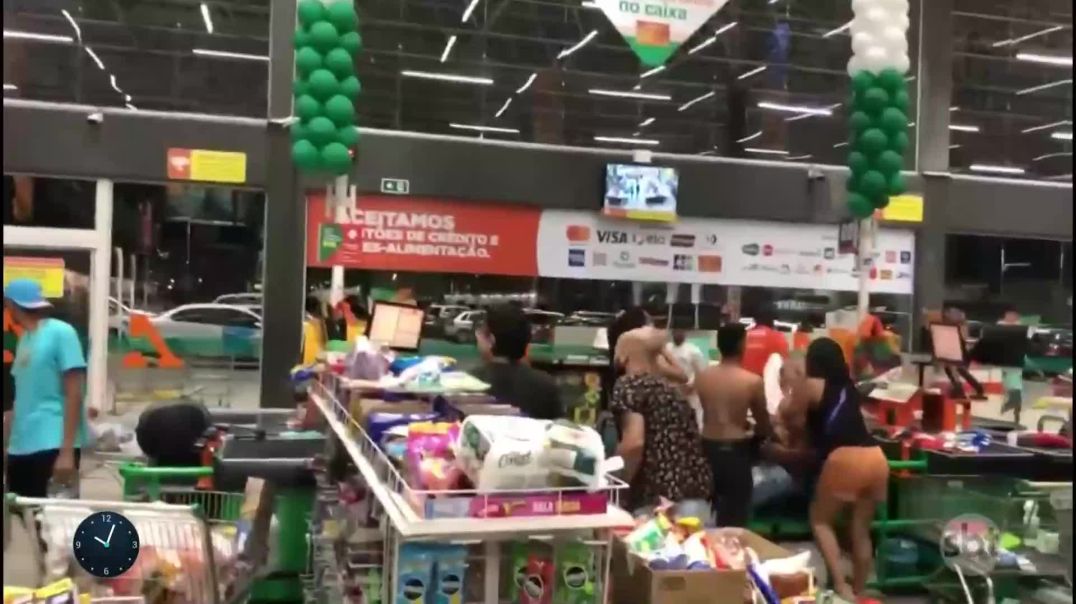 Cavaleiro branco defende caixa de supermercado e leva 4 tiros