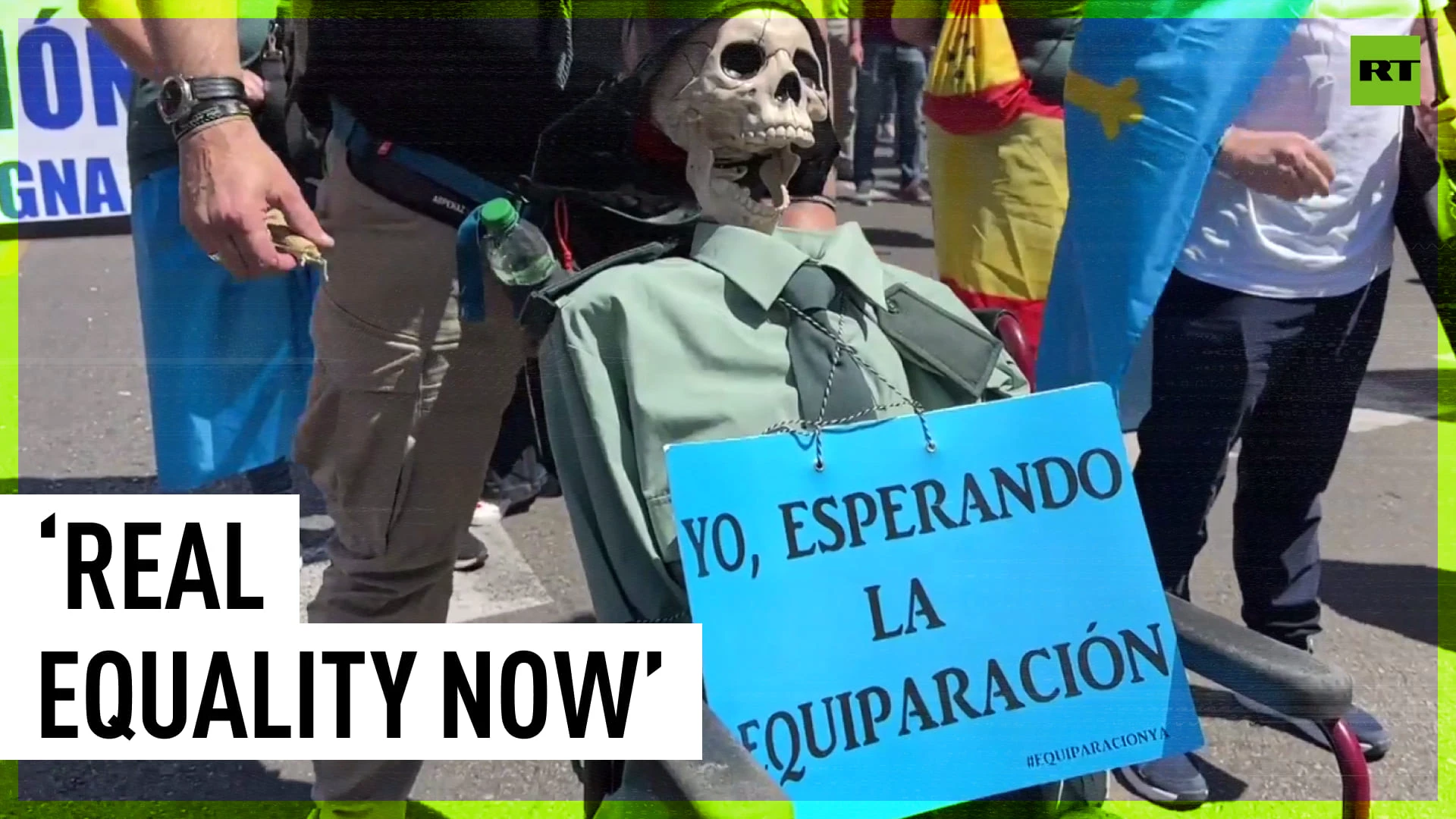 Thousands of police officers march in Madrid demanding decent salaries & pensions