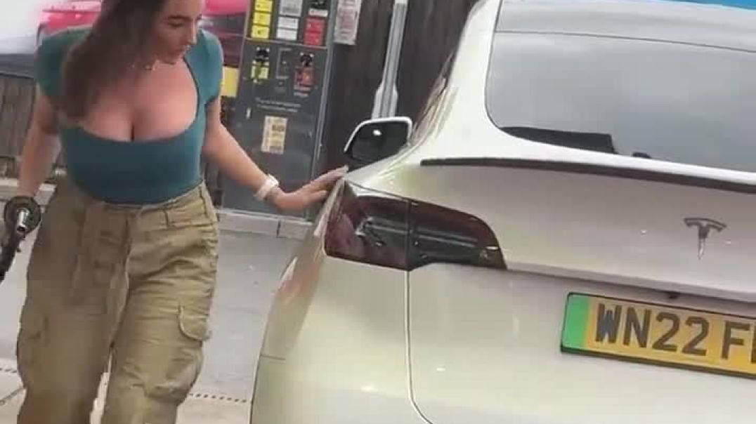 Mulher tenta abastecer carro elétrico com gasolina