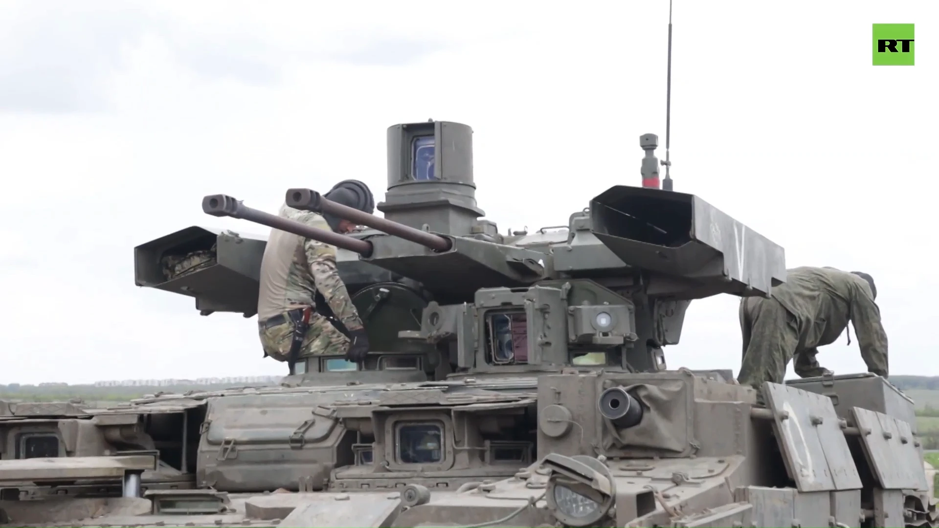 Mobilized troops, volunteers train on ‘Terminator’ combat vehicles and tanks