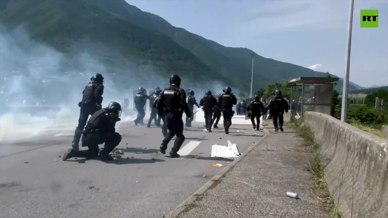 Clashes break out amid rally against high-speed Lyon-Turin train