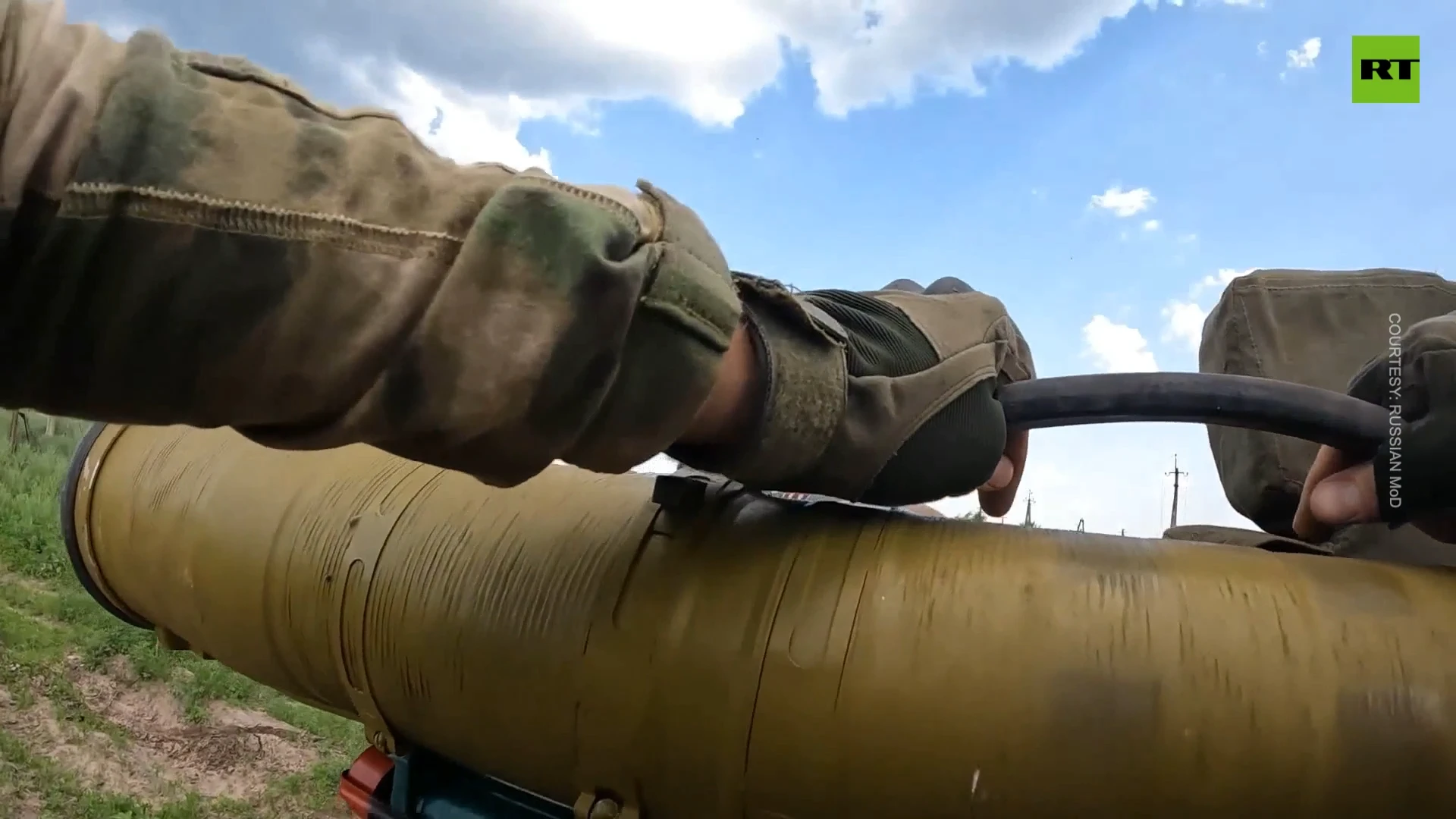 Russian paratroopers strike Ukrainian personnel, vehicles with ATGM