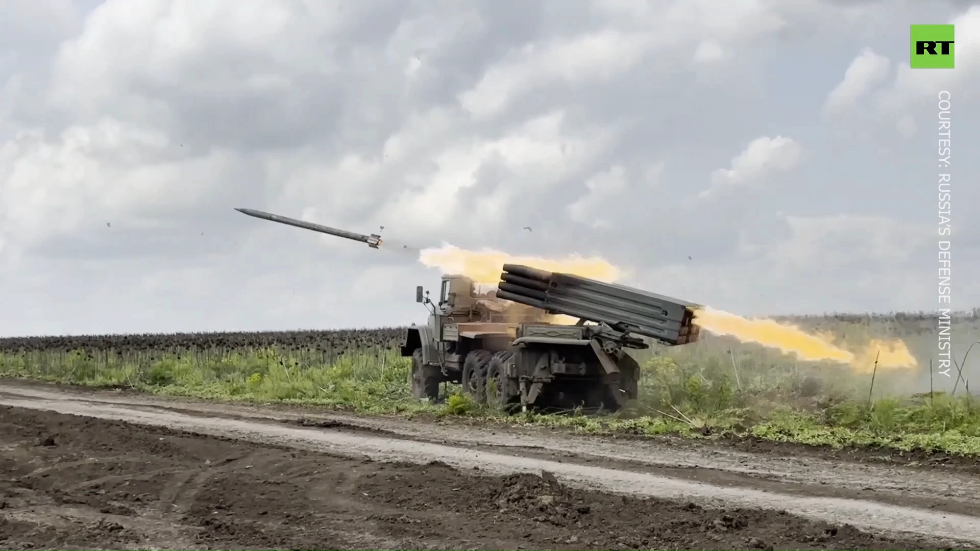 Russian ‘Grad’ multiple rocket launcher ‘fire combing’ during military op