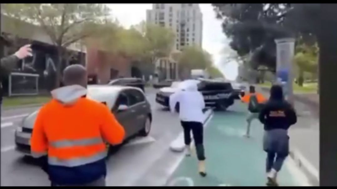 A mob of construction workers going after police cars in Melbourne (21-09-21) (re-up)