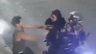 2 Mulheres em uma Moto assaltam um homem