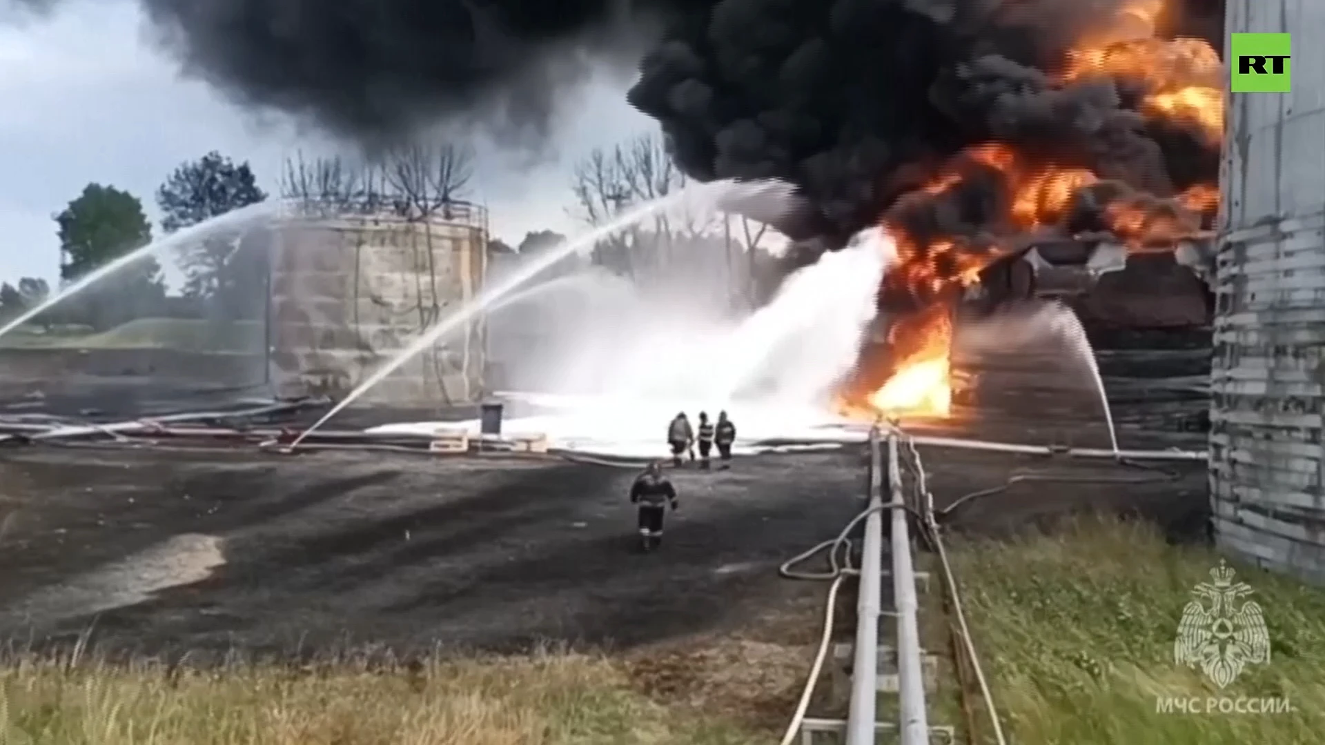 Firefighters battle huge inferno at Voronezh oil depot