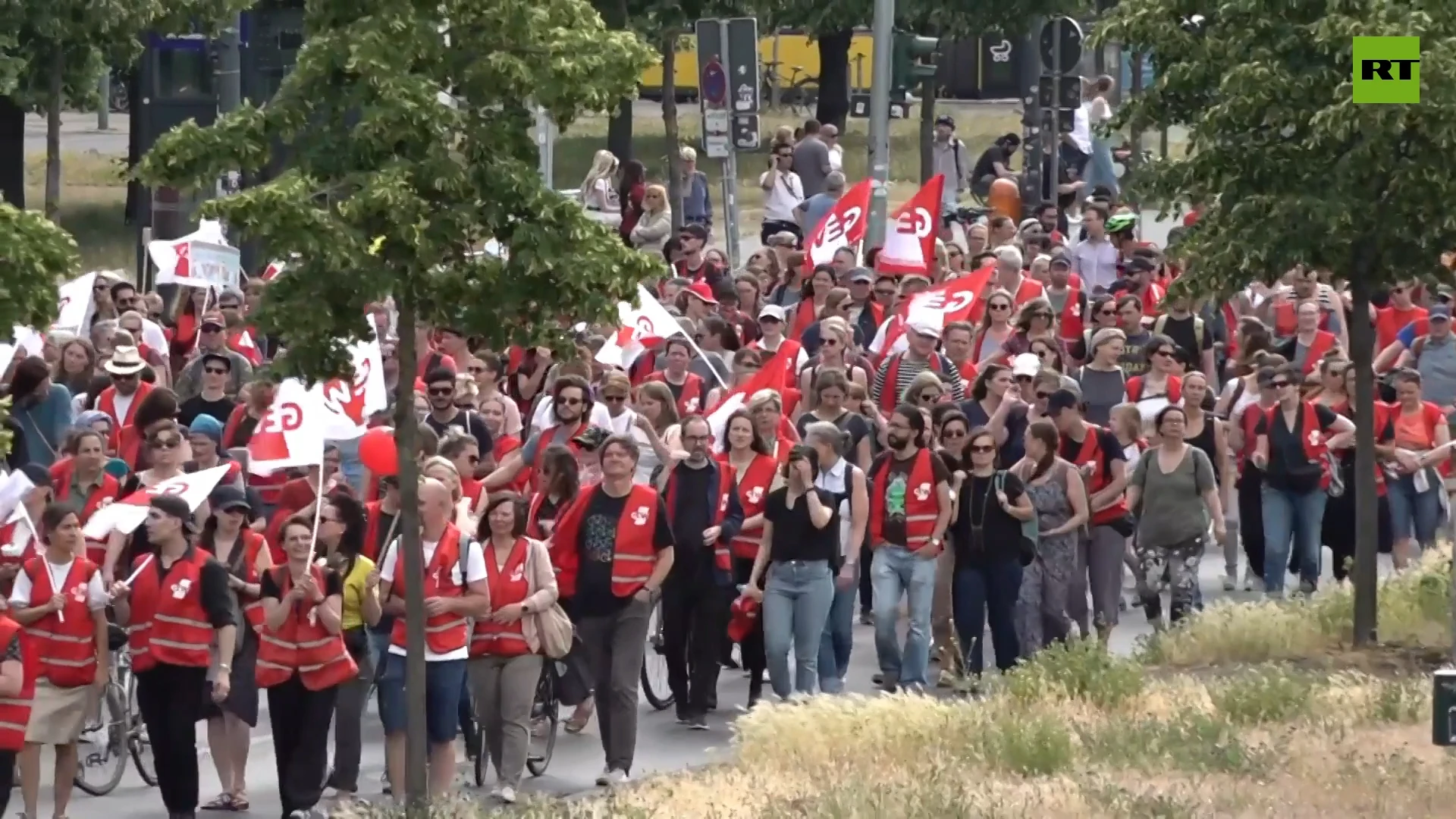 Thousands of teachers march in Berlin for better working conditions