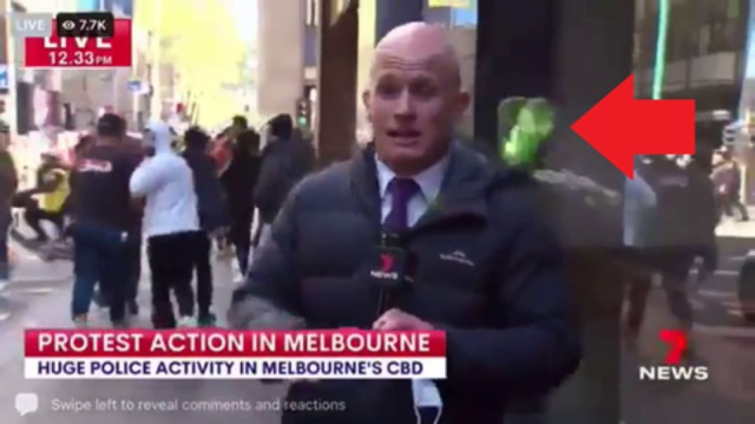 Australian scumbag journalist gets hit by a plastic bottle (Melbourne 21-09-21)