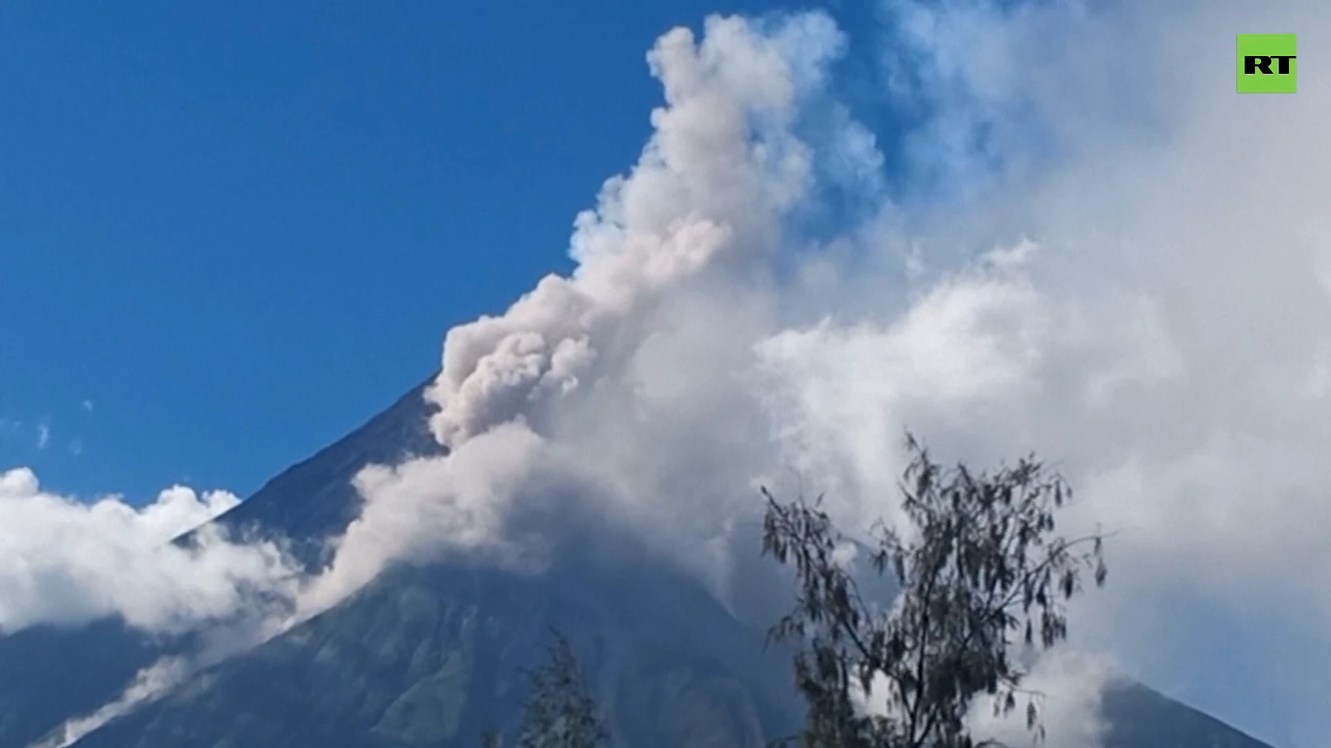 Mayon volcano sends Philippines into ALERT mode