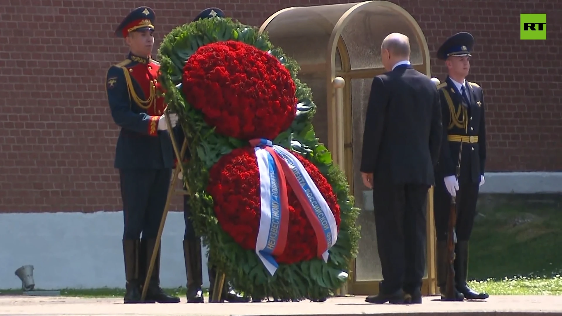 Putin lays wreath at Tomb of the Unknown Soldier