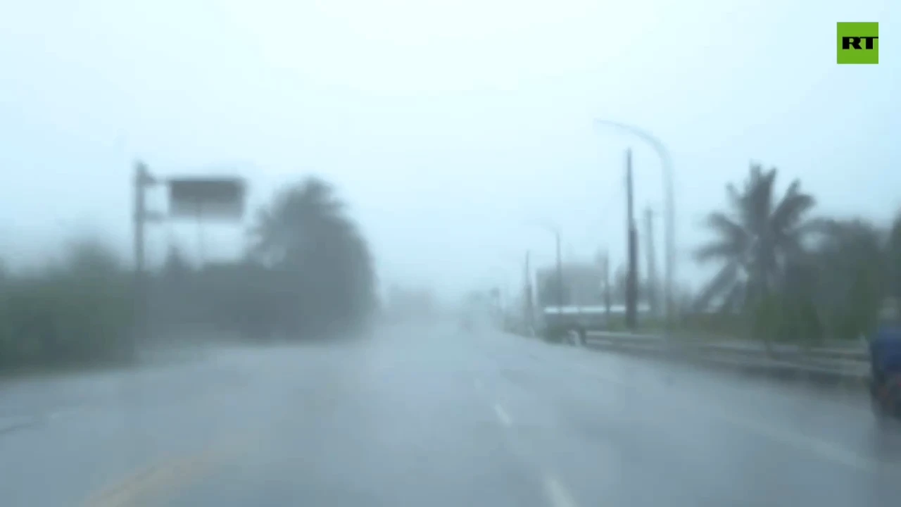 Typhoon hits Taiwan, prompts schools and businesses closure