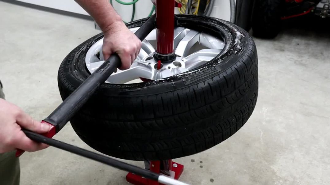 02 of 03 - How To Remove Tire From Wheel At Home With Manual Tire Changer