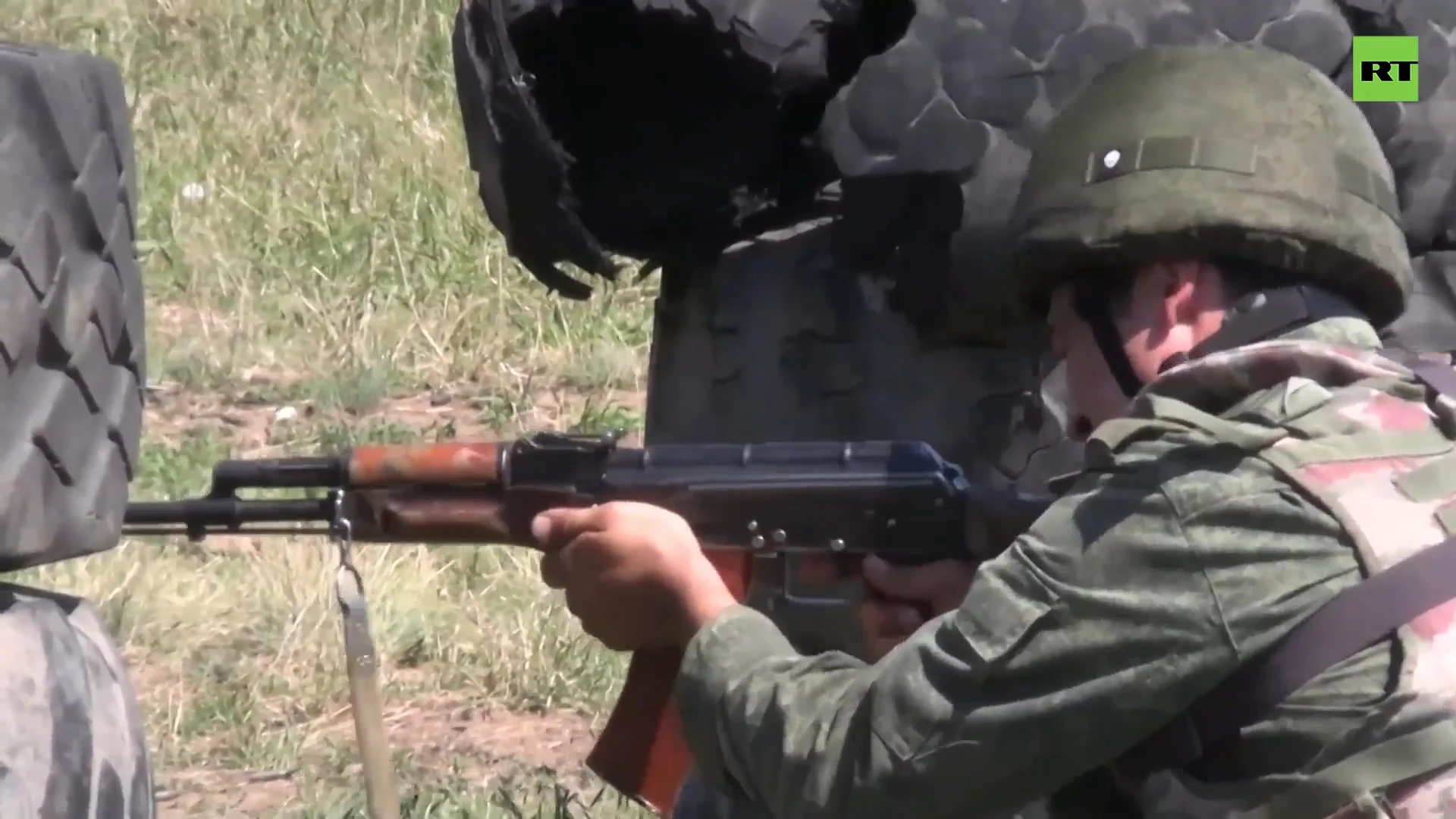 Russian soldiers hone shooting and evacuation skills in LPR