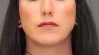 Mulher ataca próprio advogado na Audiência