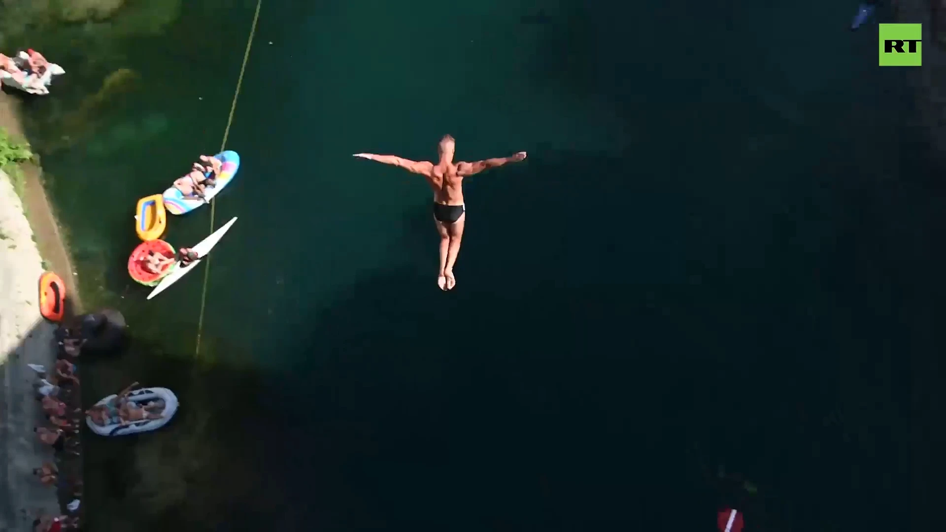 Centuries-old Bosnian competition | Daredevils leap from historic bridge