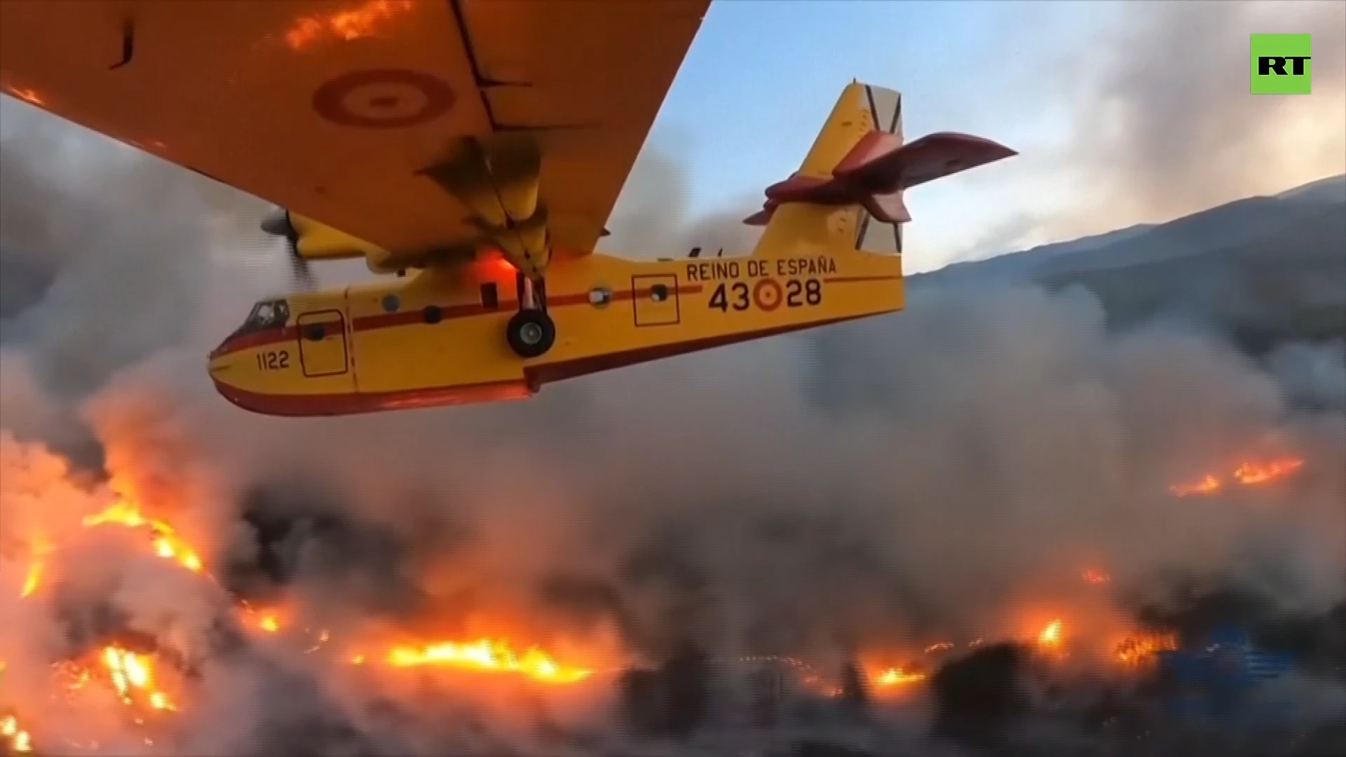 Spanish Air Force battles with raging inferno in Tenerife