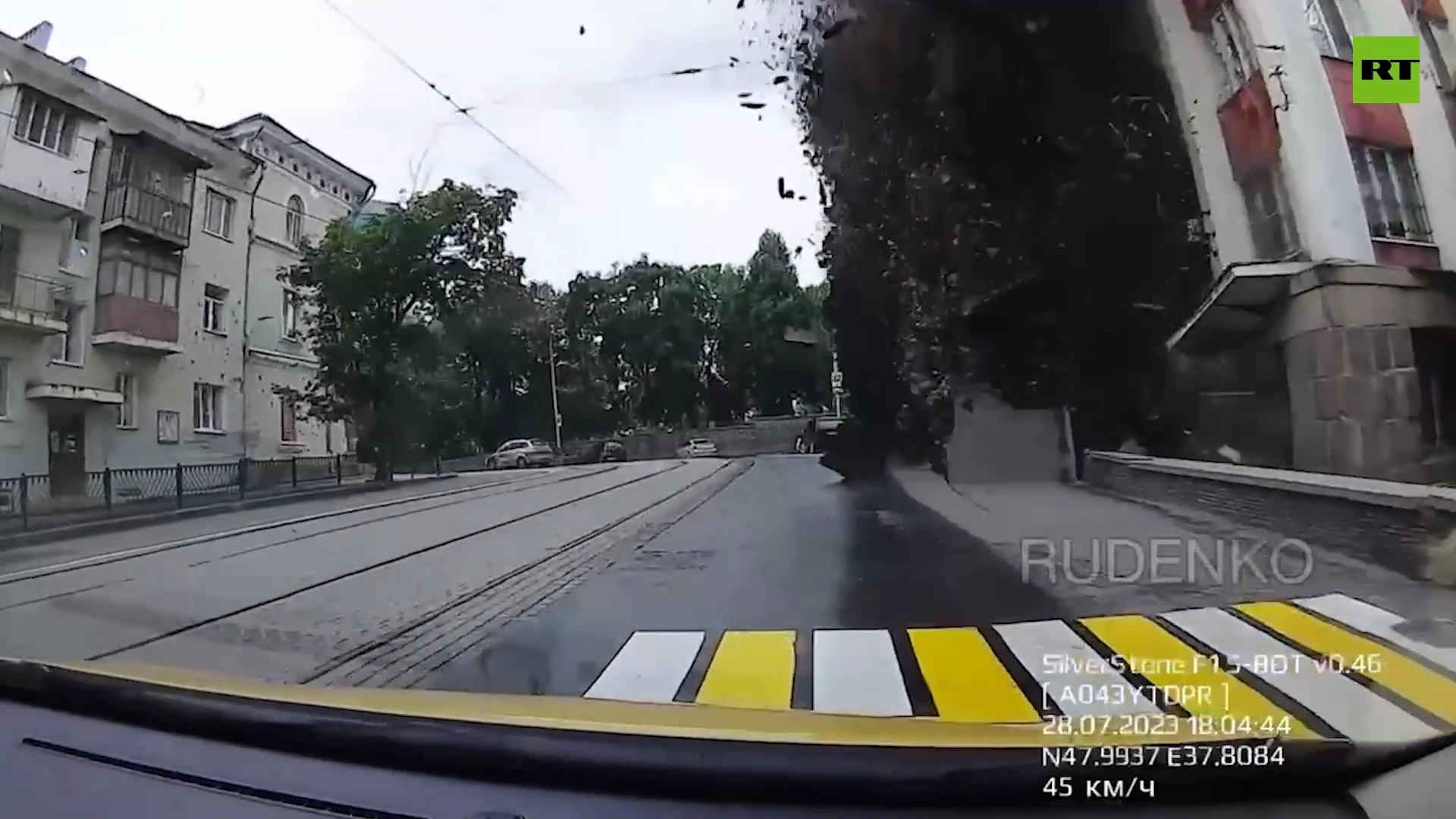 Driver narrowly escapes rocket attack in Donetsk