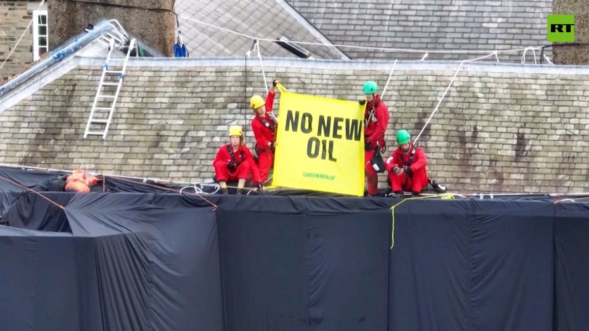 Greenpeace activists cover UK PM’s home in black cloth