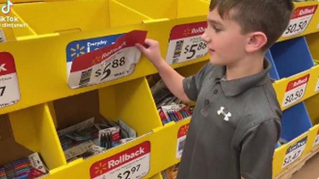 KID CATCHES WALMART SCAMMING CUSTOMERS ( YOU KNOW THEIR USUAL ACTIVITY )