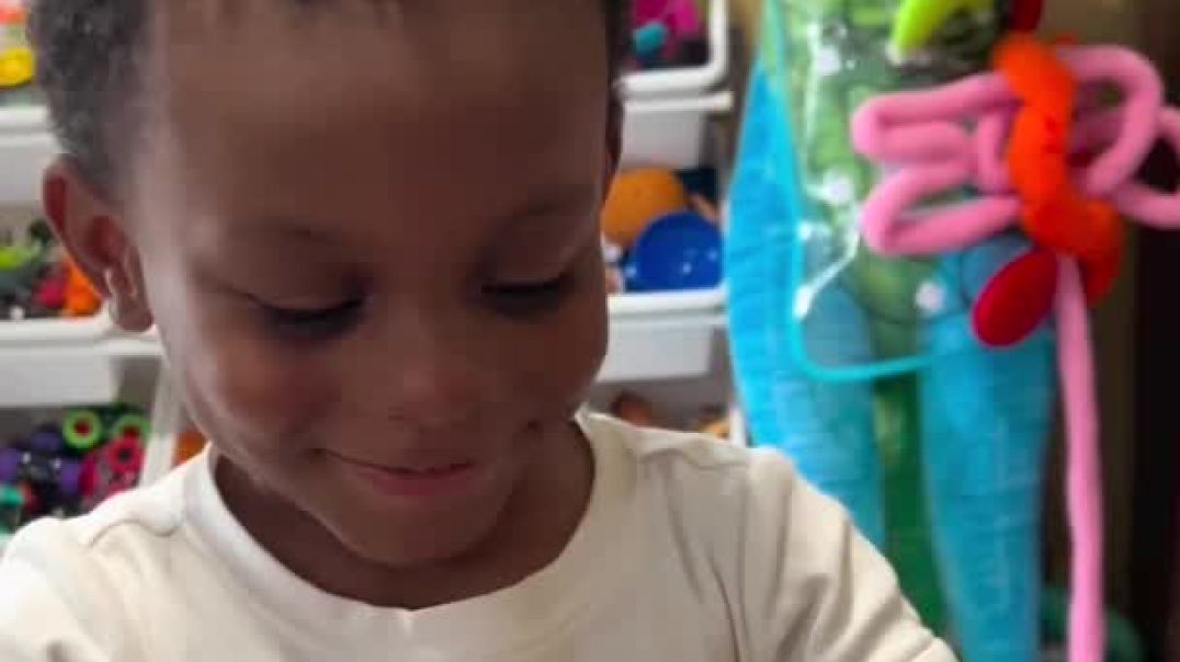 Exceptional 3-year-old boy impressively solves a Rubik's cube within seconds