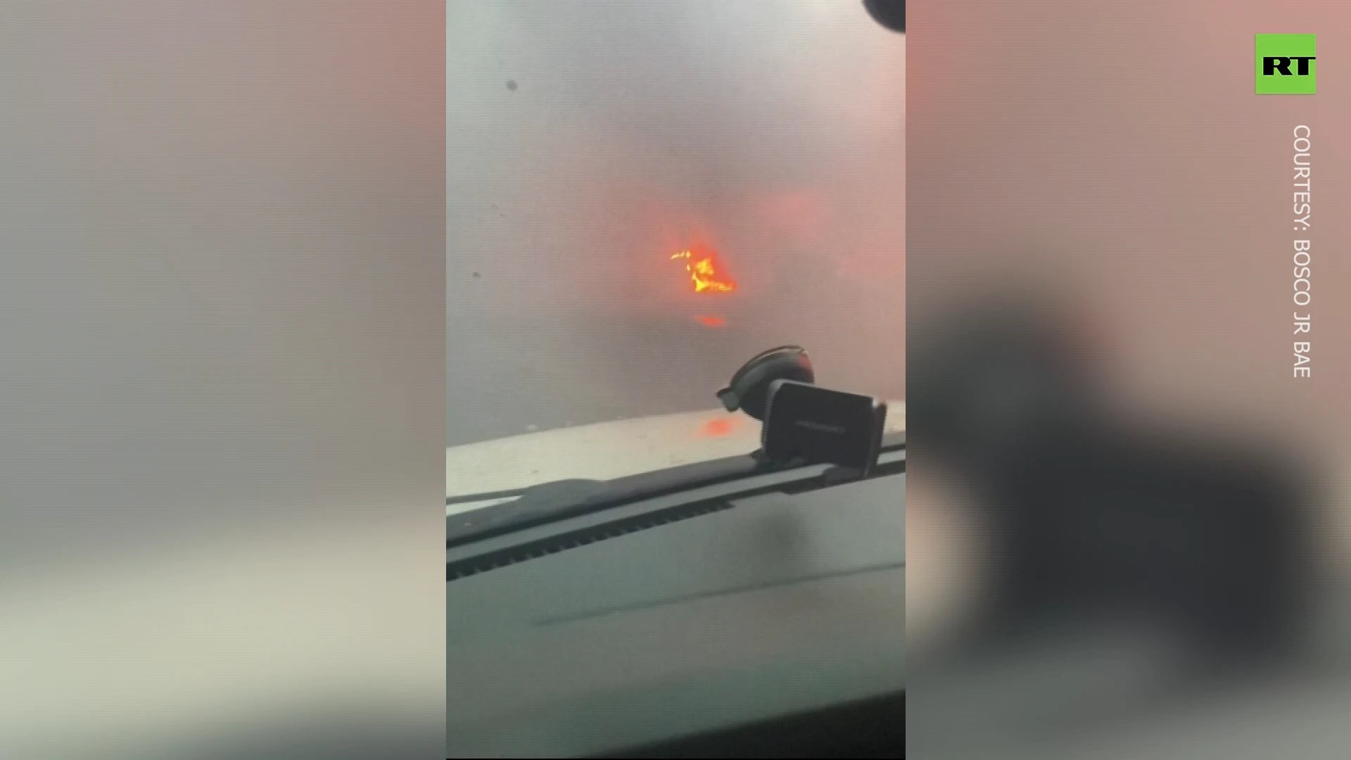 Car drives through Hawaiian inferno