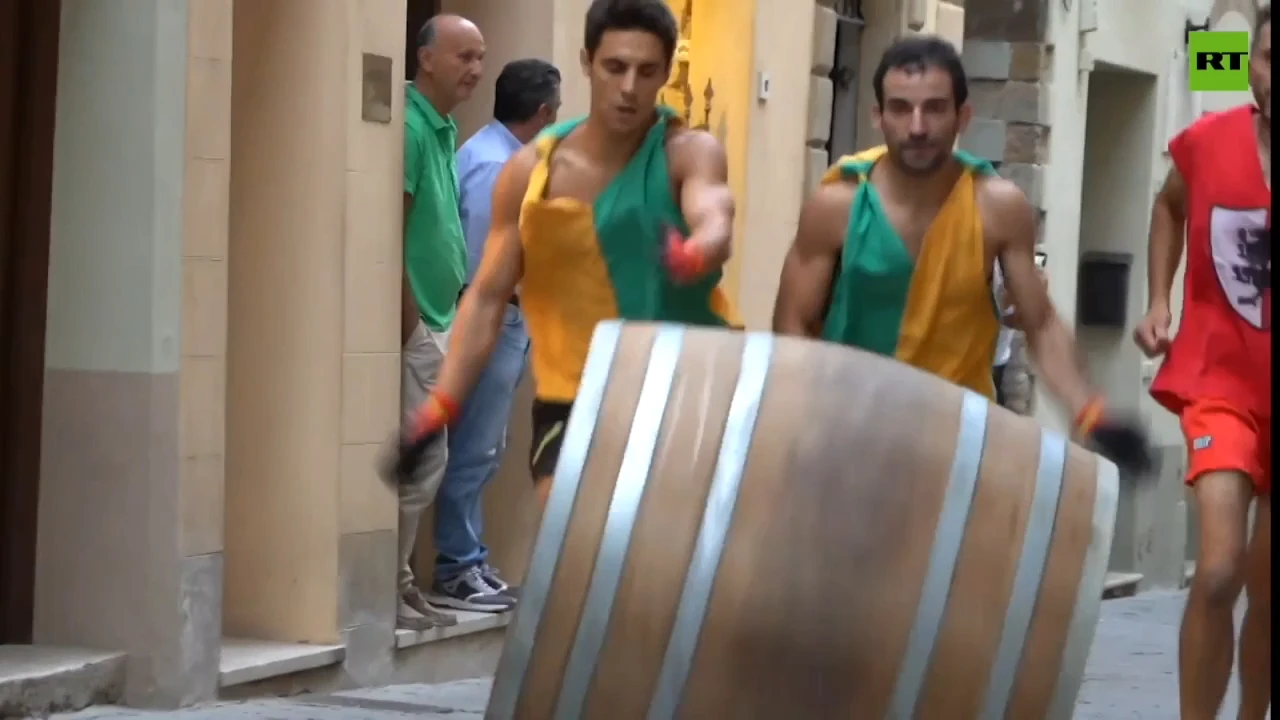 Traditional wine barrel race amuses visitors in Tuscany