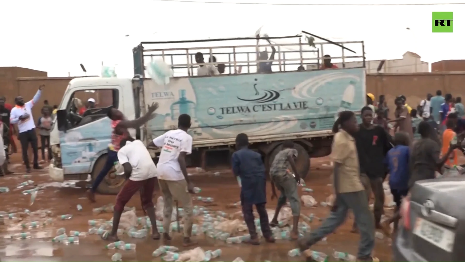 Truck carrying drinking water for French soldiers attacked by locals in Niger