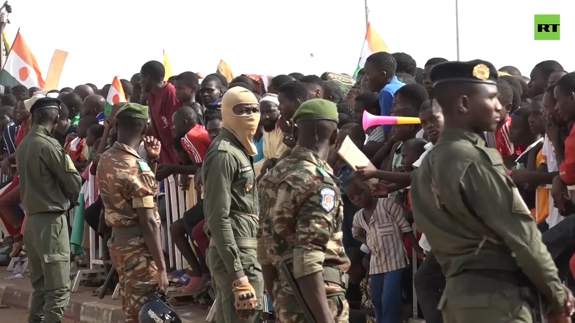 Thousands demand French troops leave Niger