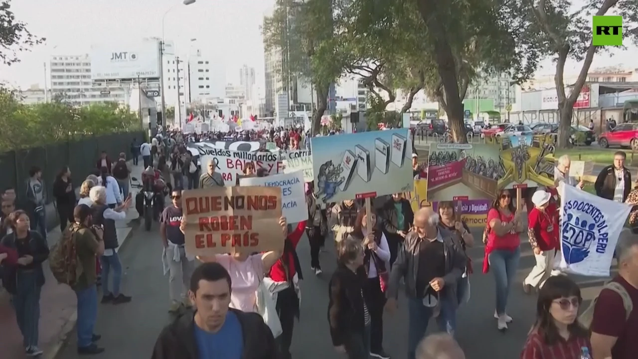 Anti-govt protest takes place in Lima