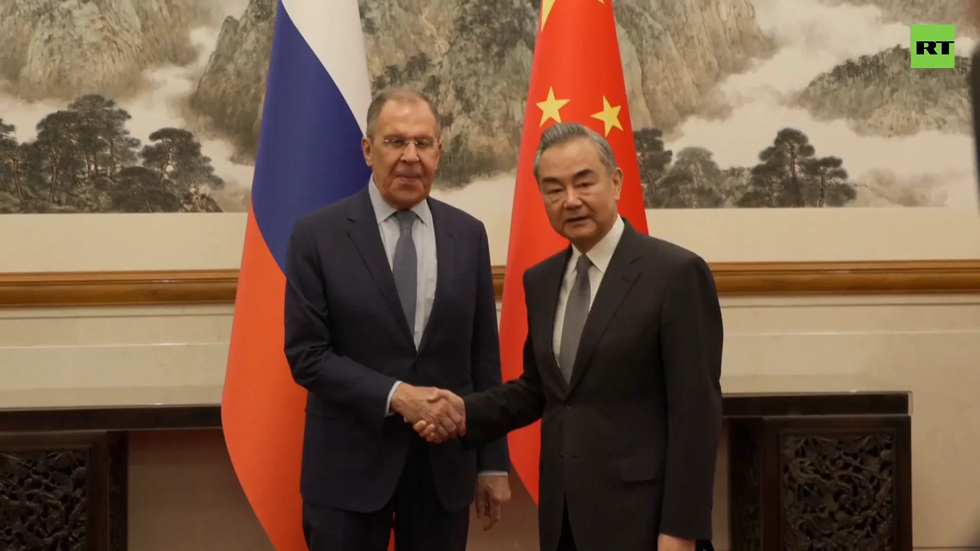 Lavrov meets with Chinese counterpart in Beijing