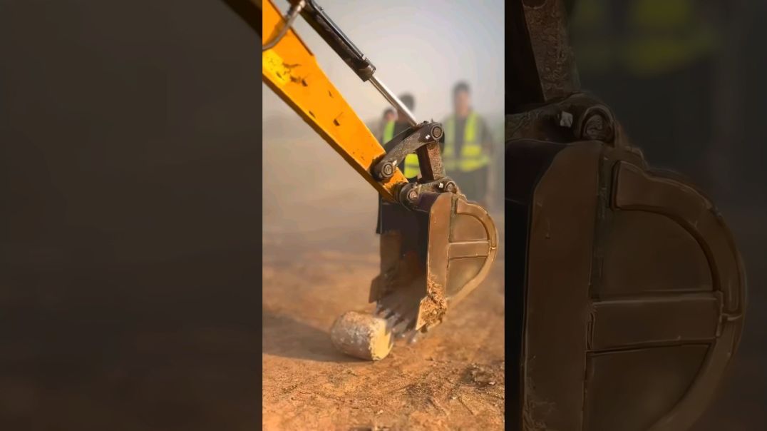 This is the difference between a novice and a veteran using an excavator ?