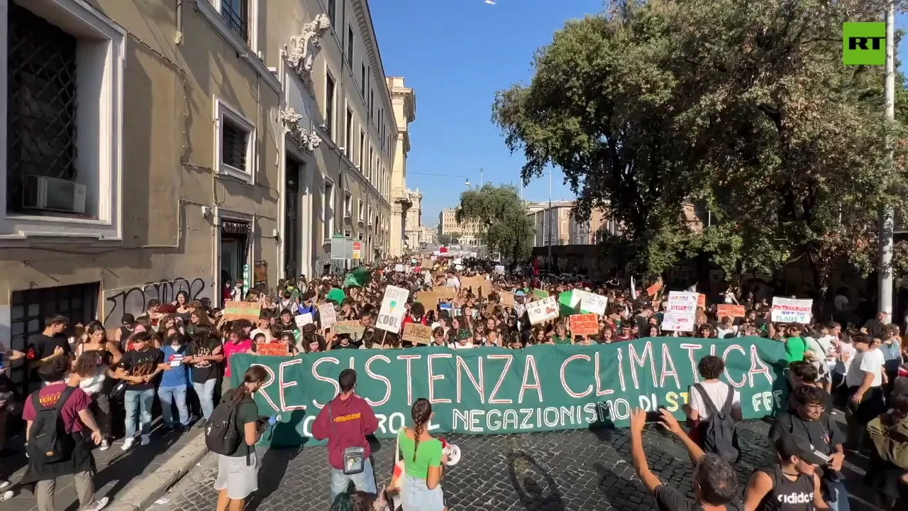 'Our future is in your hands'| Massive climate protest takes place in Rome