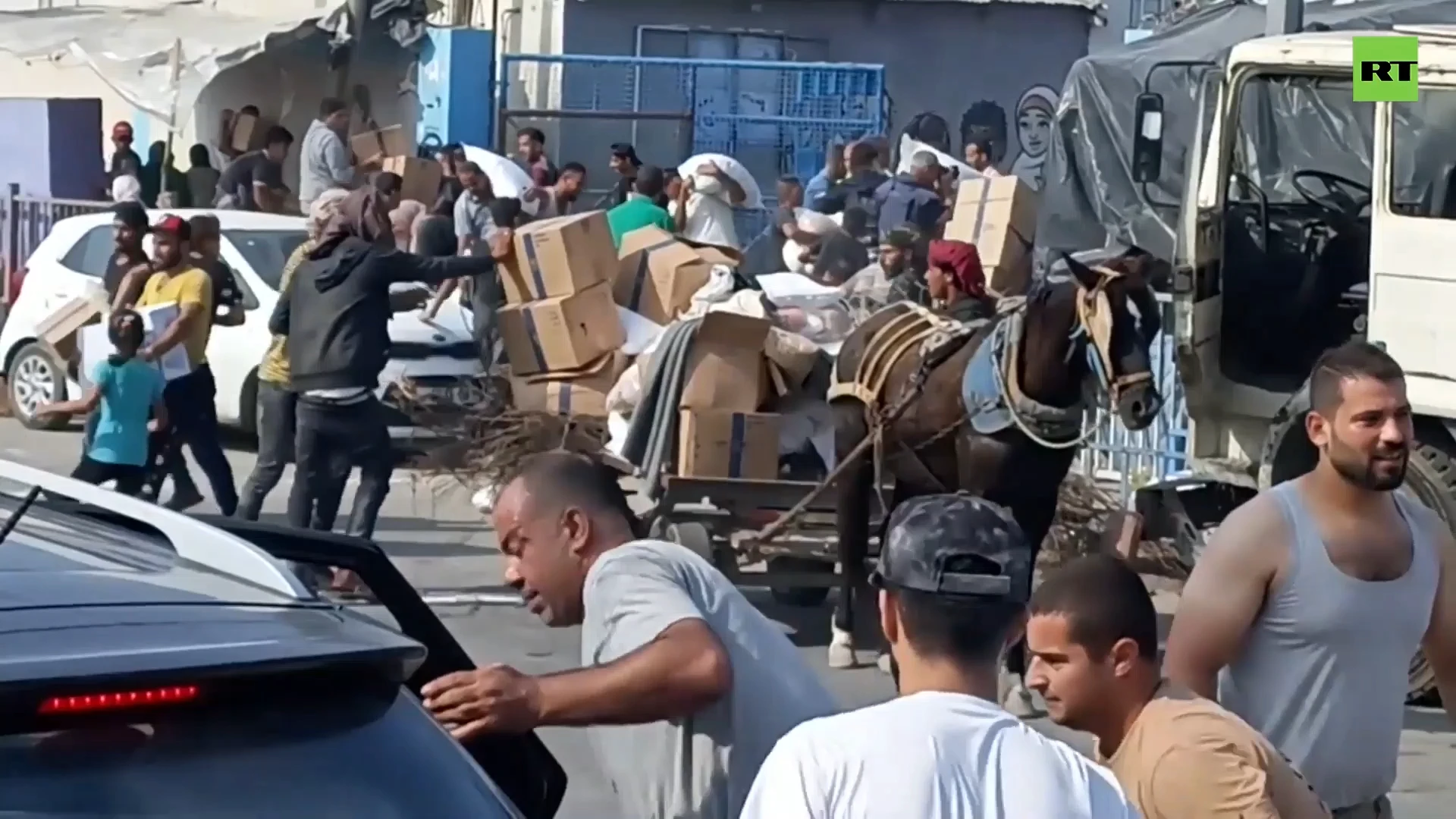 Gazans break into UN warehouses looking for basic supplies