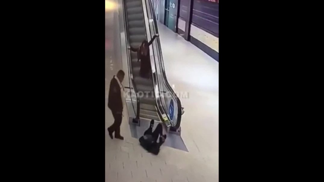 Girls vs escalator