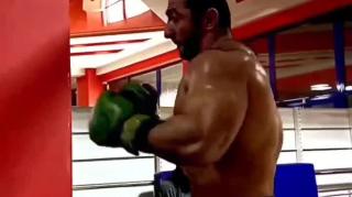 Stupid bodybuilder boxing .