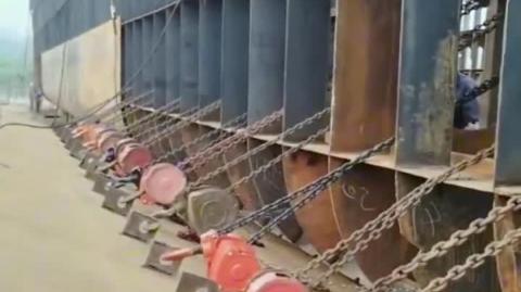 10mm thick external cambered steel plate manually directly dragged and bent to assemble cargo ship