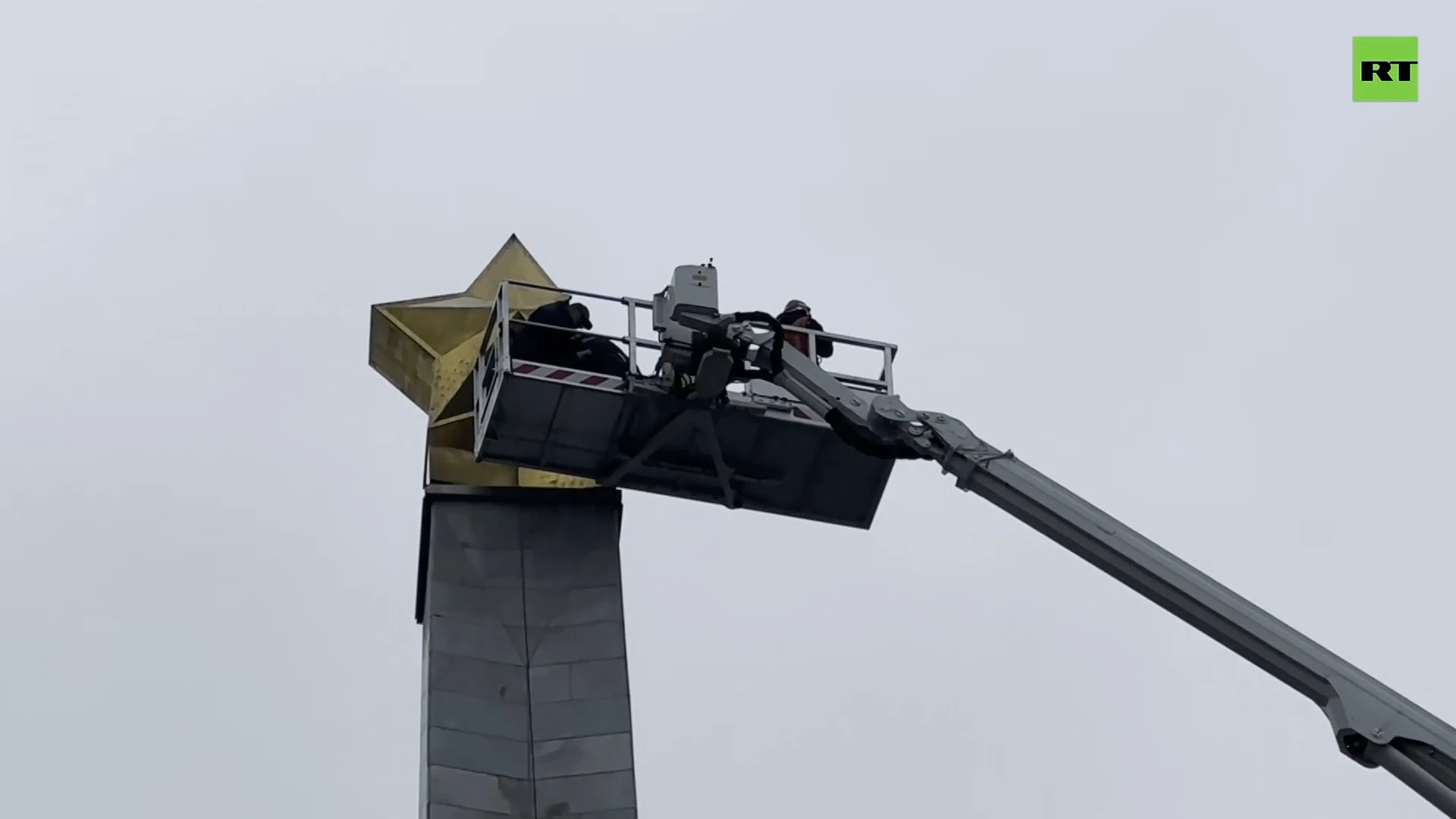 Kiev dismantles symbol of Nazi defeat