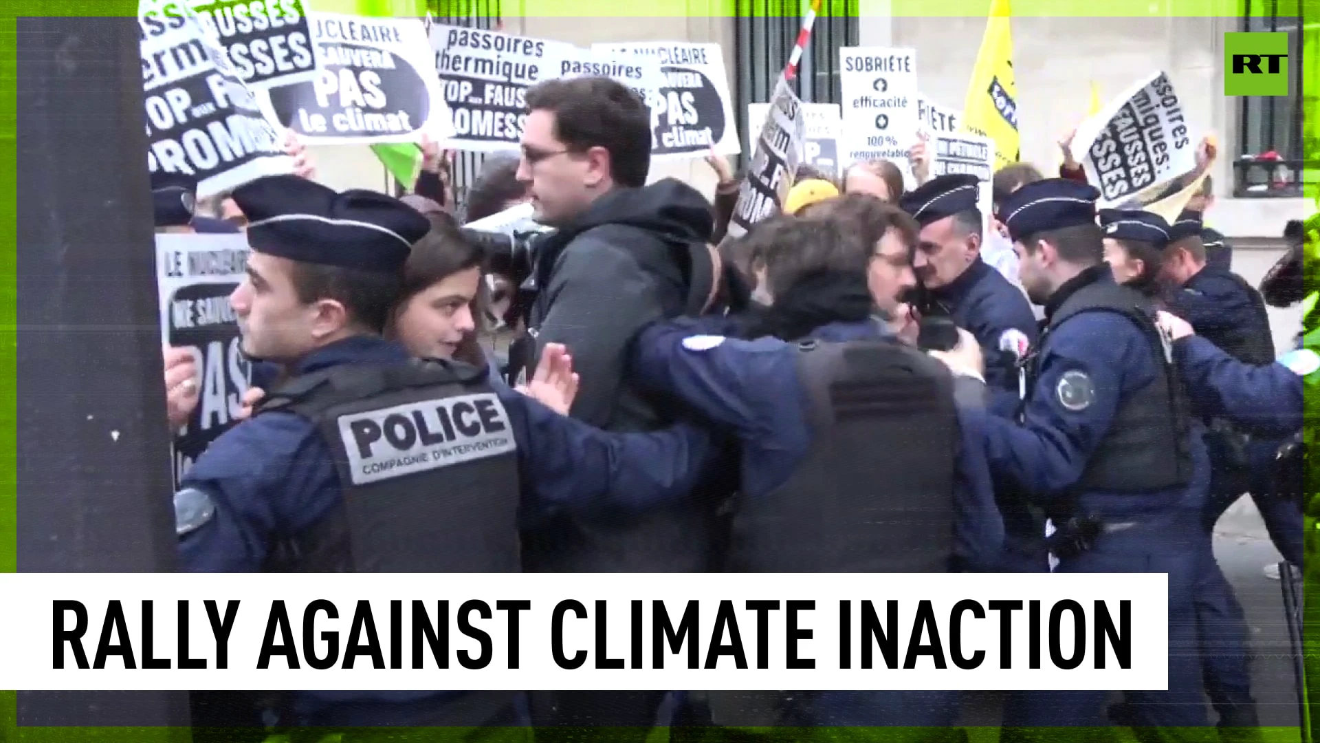 Protesters clash with cops outside Ministry of Ecology in Paris