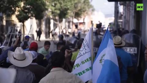 Protesters clash with police over delayed presidential inauguration in Guatemala