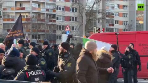 Police fail to disperse demonstrators in Dresden