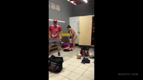 Mulher se troca em Vestiario MASCULINO, na frente de TODOS os HOMENS