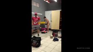 Mulher se troca em Vestiario MASCULINO, na frente de TODOS os HOMENS