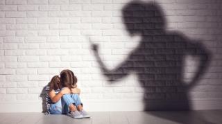 AMOR DE MÃE - Mãe é presa por tortura após ser filmada agredindo filha de sete anos. IMAGENS FORTES +18