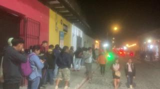 You Won’t Believe How Long This Line Is For Caesar’s Pizza In Antigua Guatemala