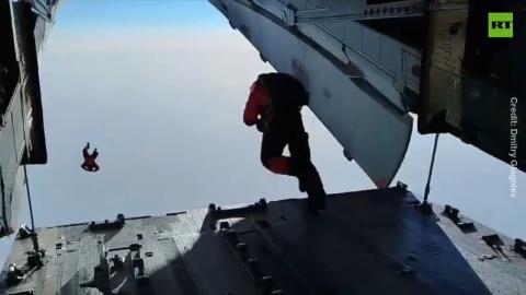 Three Russians first in the world to jump from stratosphere to North Pole