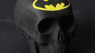 Respeitem o Batman e a caveira com capuz e foice!